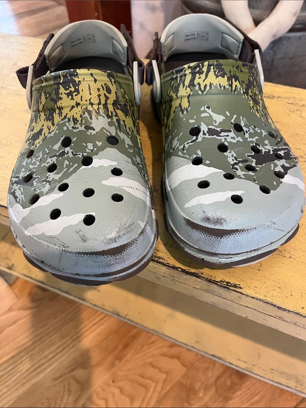 Men’s CROCs in Green Camo with Black Velcro Tabs for Adjustable Strap - Picture 6 of 8